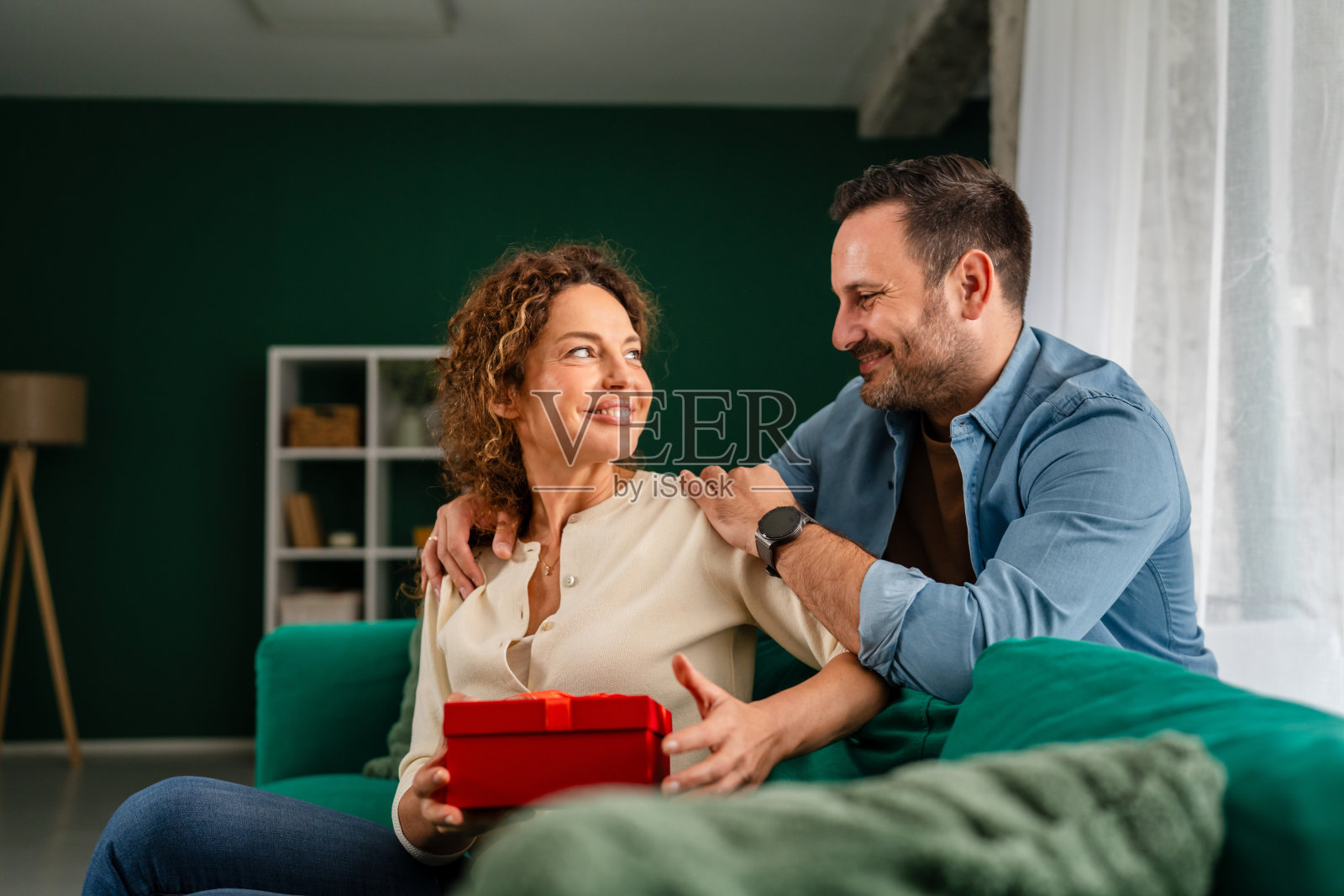 情侣庆祝周年纪念日，赠送特别礼物照片摄影图片