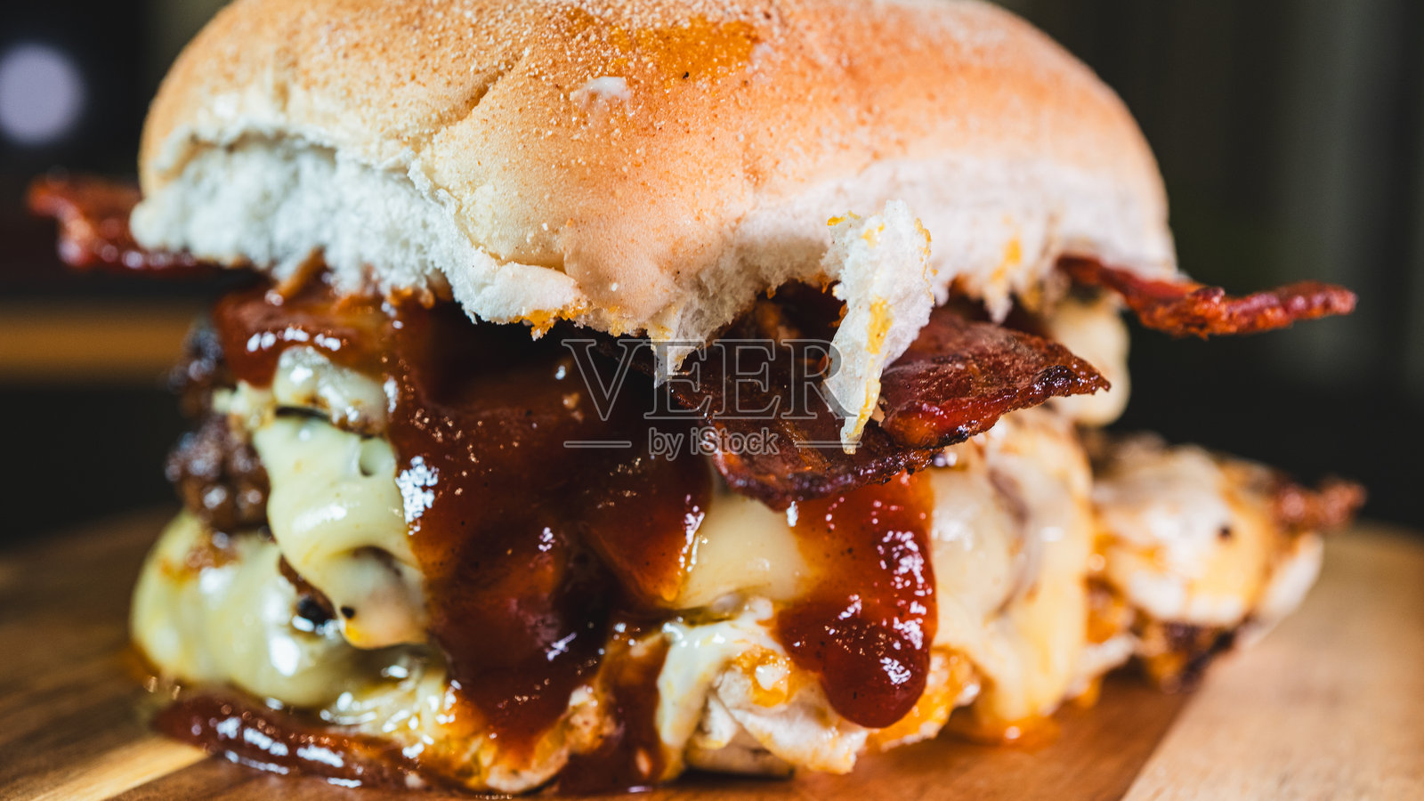 双层脆培根汉堡照片摄影图片