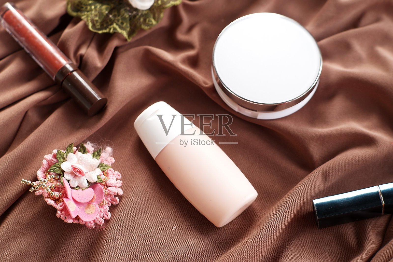 简约优雅背景下的可编辑粉底和散粉模型设计展示照片摄影图片