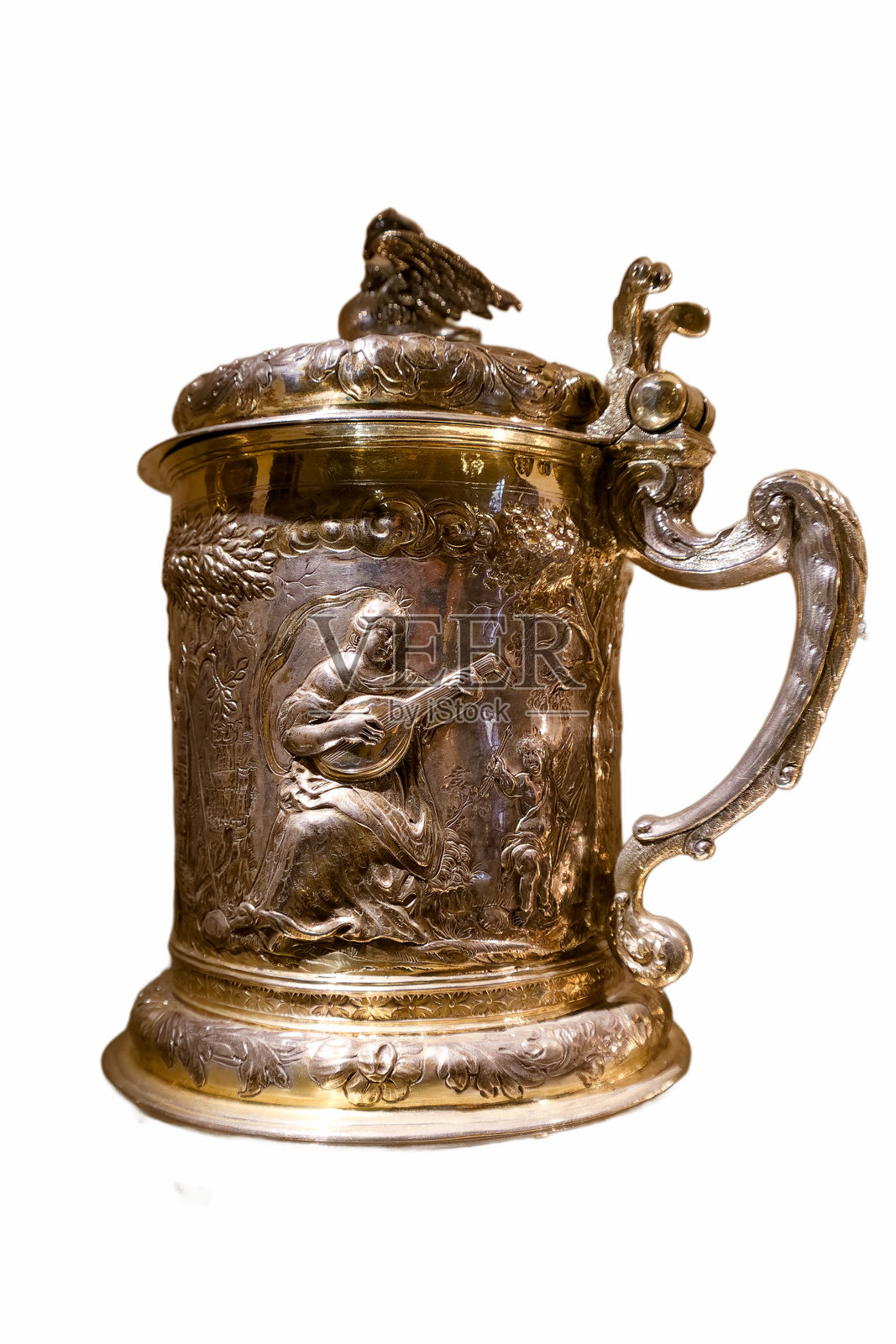 雕刻精美的银质啤酒杯，饰有音乐家和自然风光图案照片摄影图片