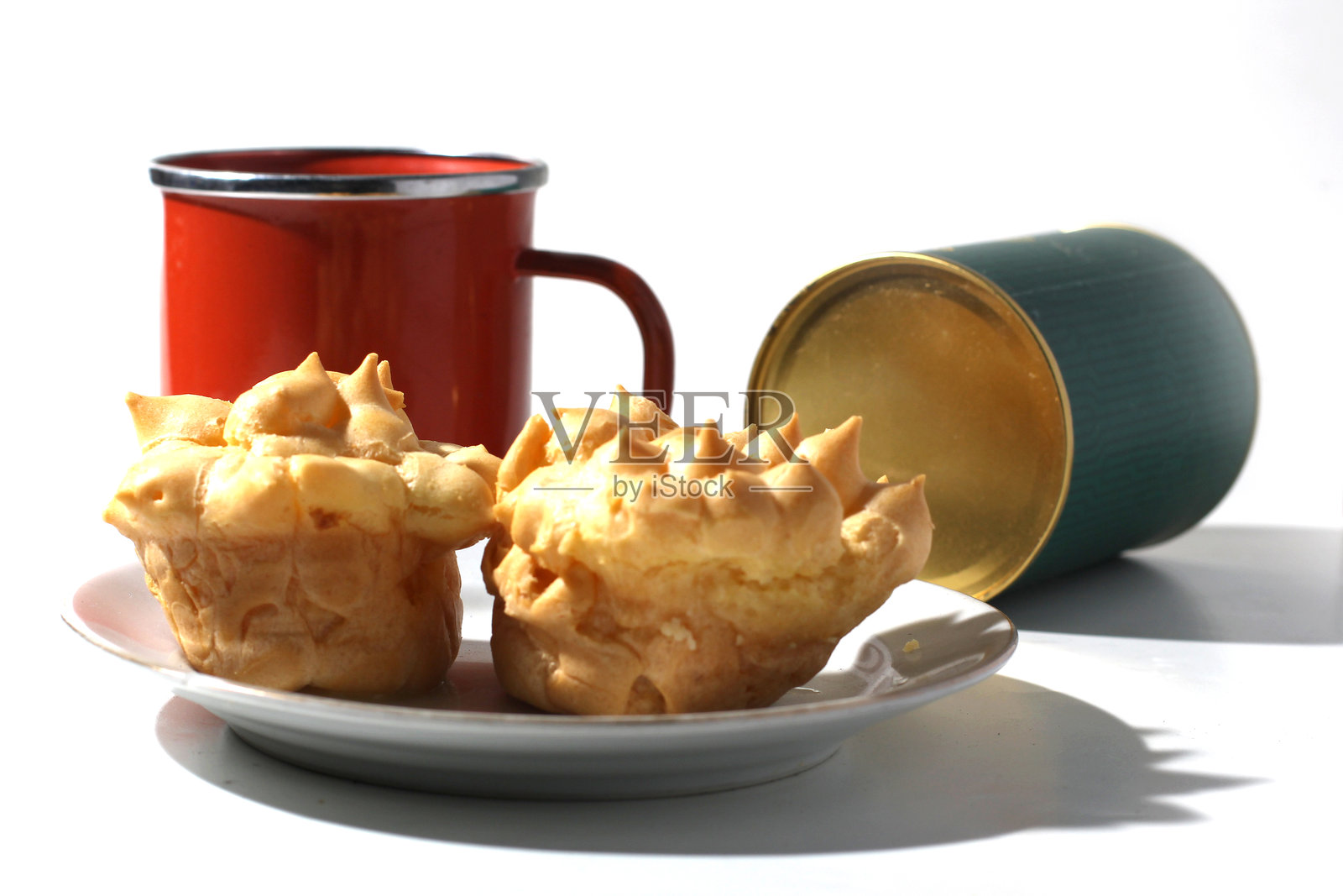 香草泡芙蛋糕，荷兰酱，盛放在白色盘子里，适合食谱或商业用途照片摄影图片