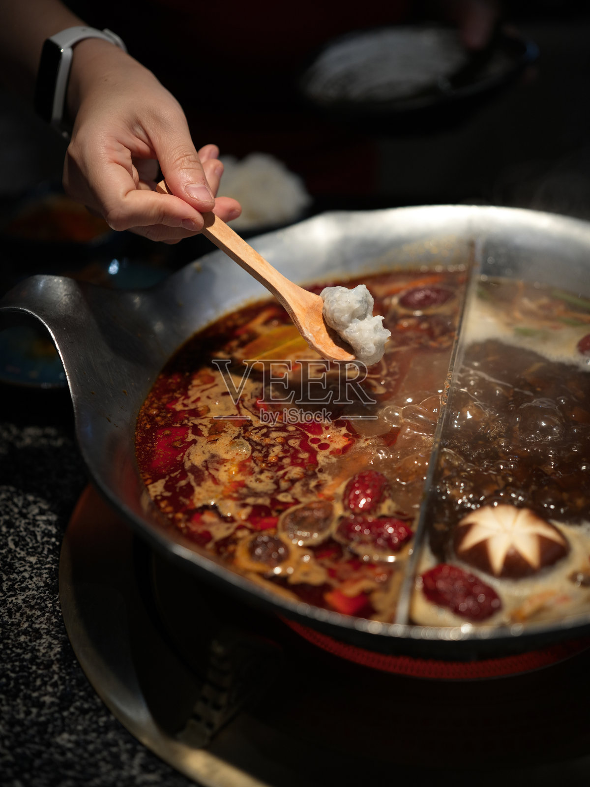火锅盛宴：麻辣鲜香鸳鸯锅中的美味食材照片摄影图片