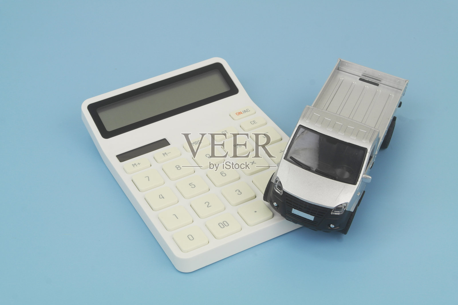 蓝色背景下的计算器上的卡车照片摄影图片