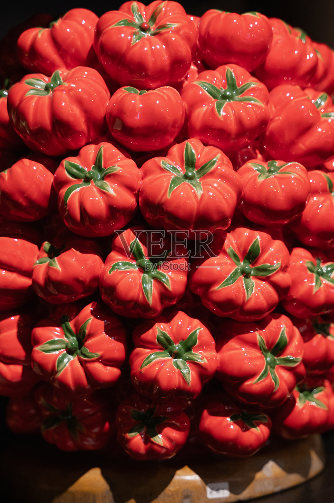 节日微型南瓜与陶瓷饰品的特写，饰品带有绿色茎和纹理釉照片摄影图片