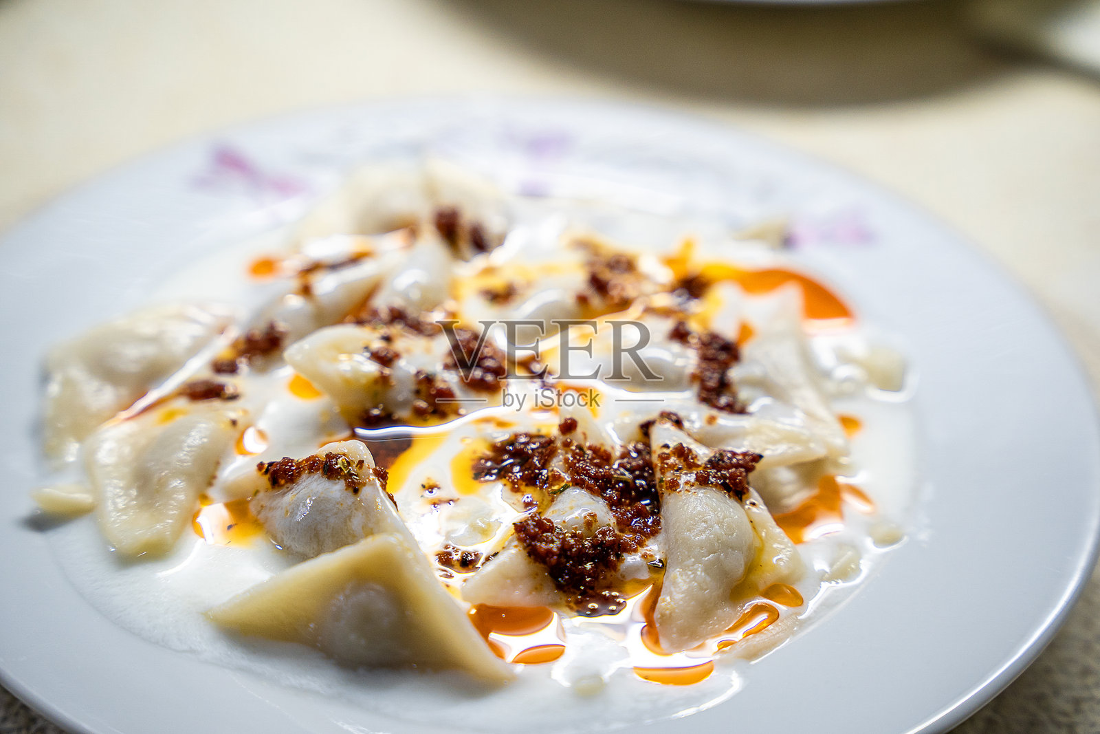 自制的曼提配酸奶和酱汁照片摄影图片