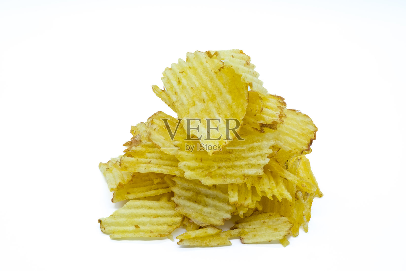 黑色背景上堆叠的炸薯片，边缘金黄酥脆，作为零食照片摄影图片