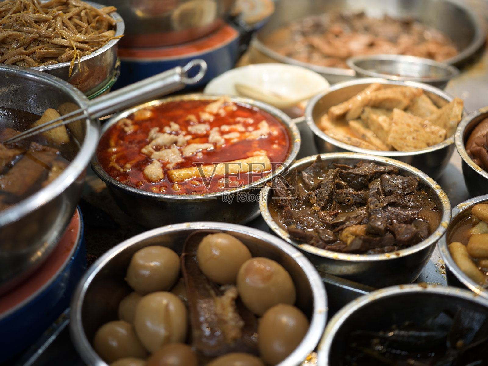 美食摊位上展示的各种熟食照片摄影图片