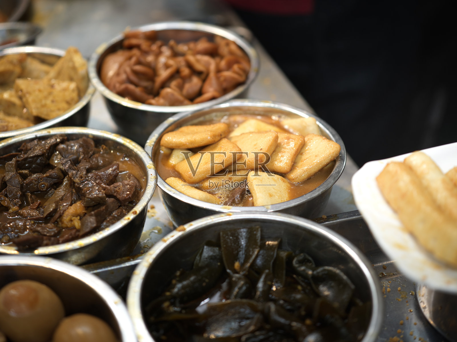 食品摊位上展示的各种熟食照片摄影图片