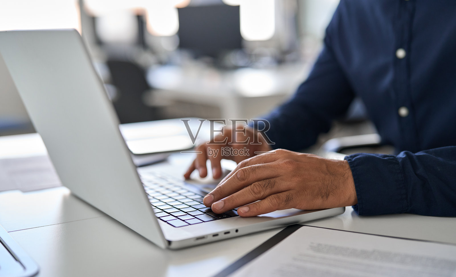 商务人士在电脑上使用人工智能解决方案打字工作的手照片摄影图片