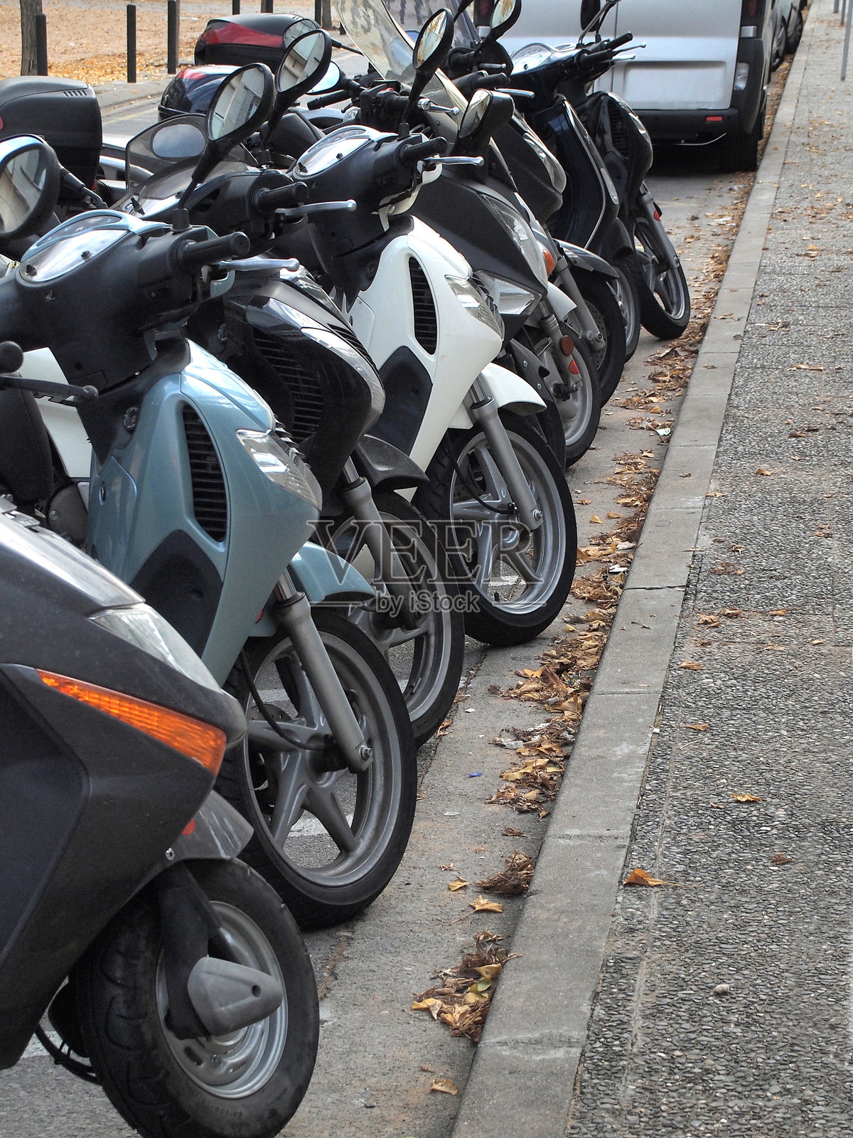 一群摩托车停在城市里照片摄影图片