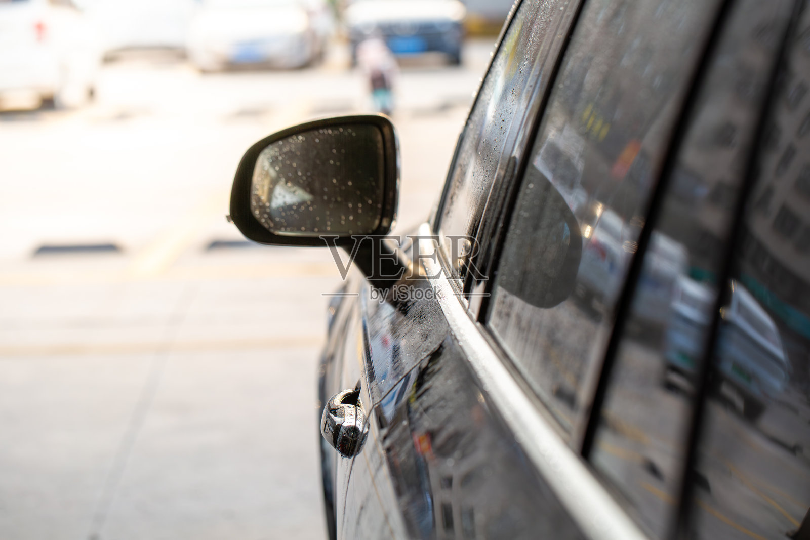 雨后湿润的汽车侧后视镜和车身倒影照片摄影图片