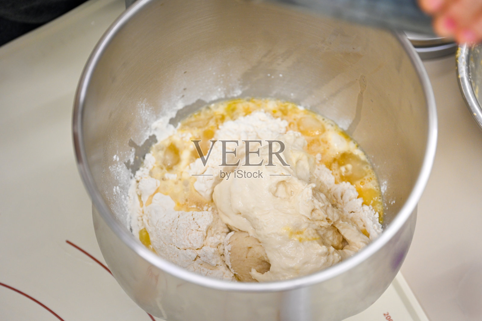 不锈钢搅拌碗和用于准备面团的配料照片摄影图片