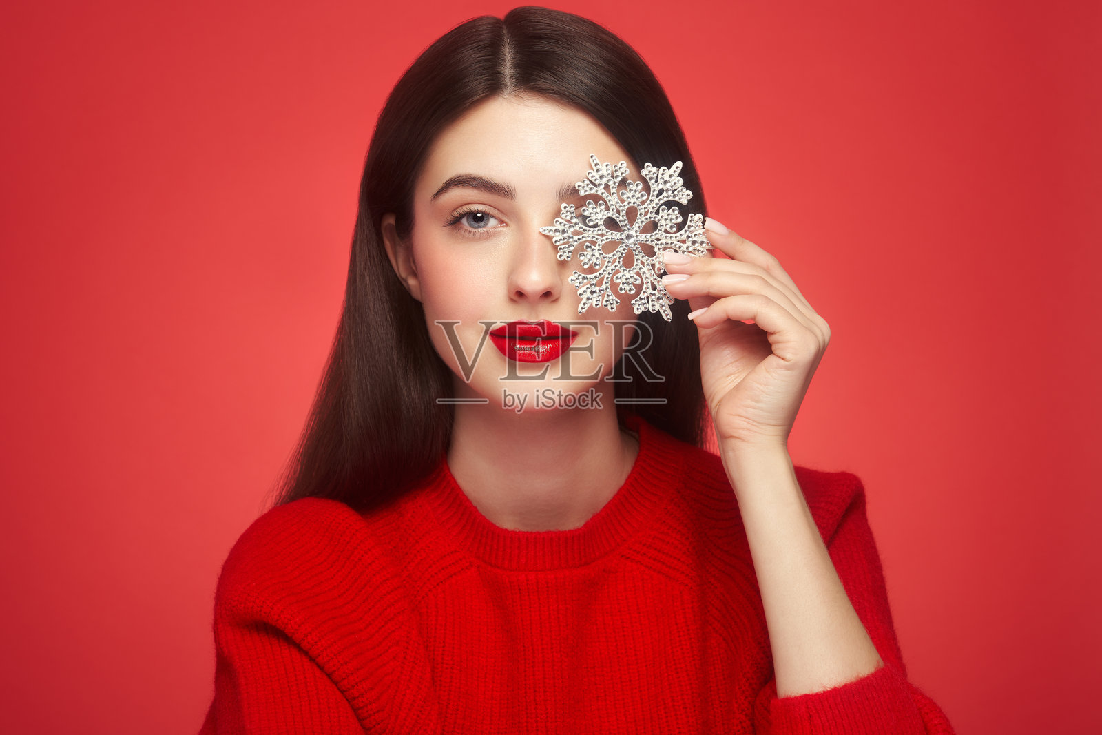 发光的雪花映衬着美丽的年轻女子照片摄影图片