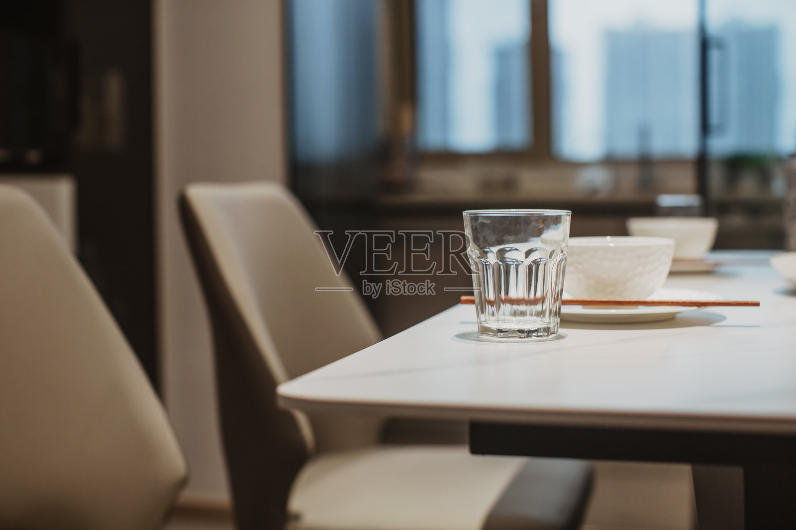 餐桌上的水杯照片摄影图片