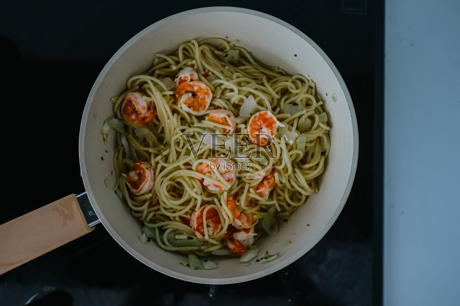美味的香蒜酱虾仁意面装在白色的锅里照片摄影图片