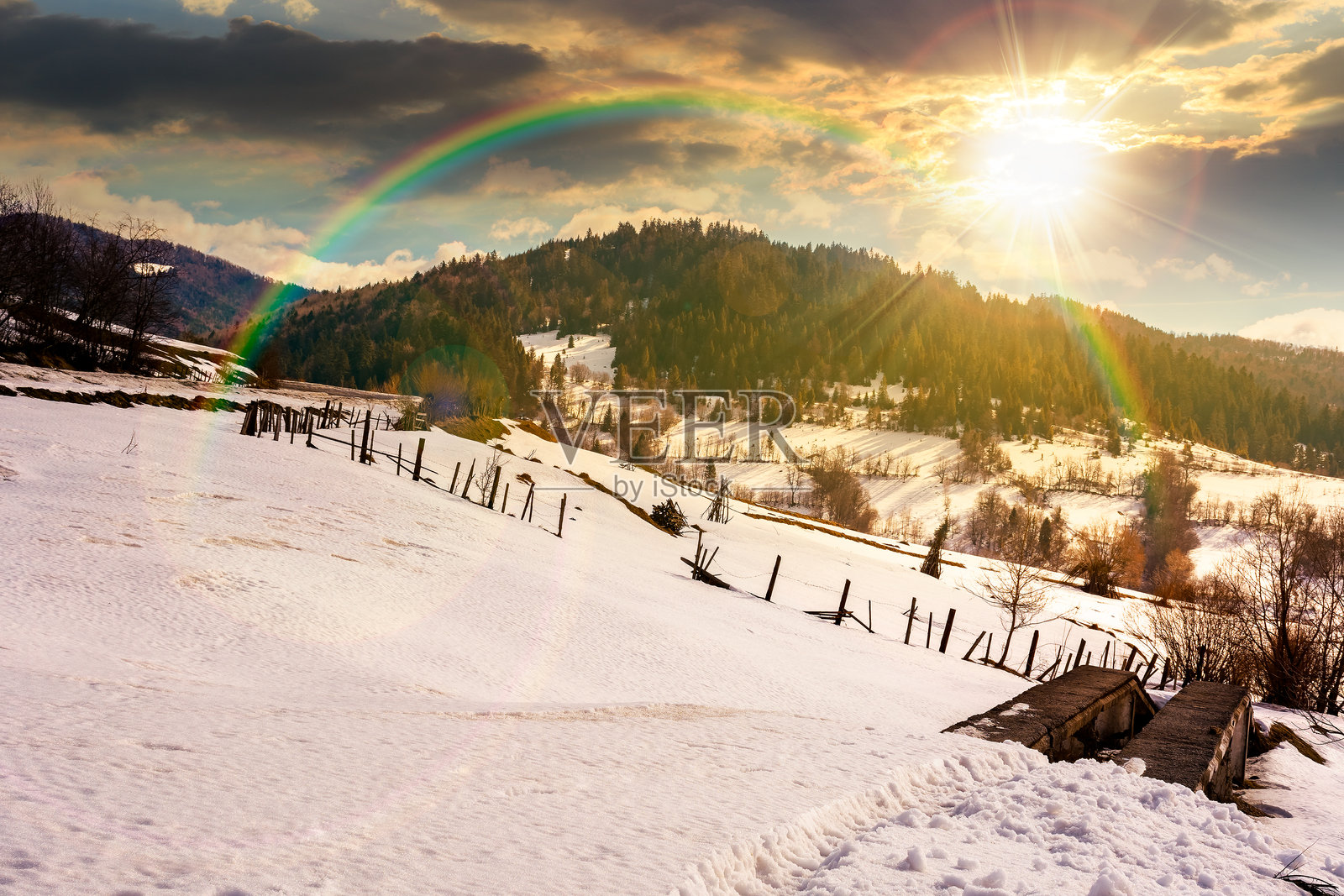 日落时分，白雪覆盖的山脉冬季景观照片摄影图片