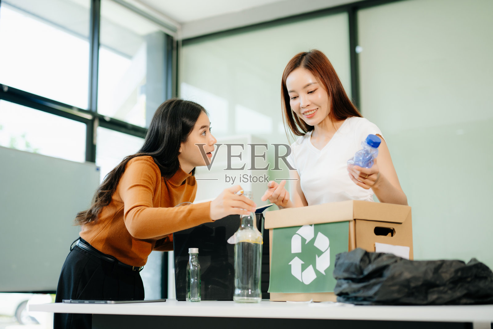 办公室回收场景，体现环保团队合作，非常适合展示可持续发展和协作。照片摄影图片