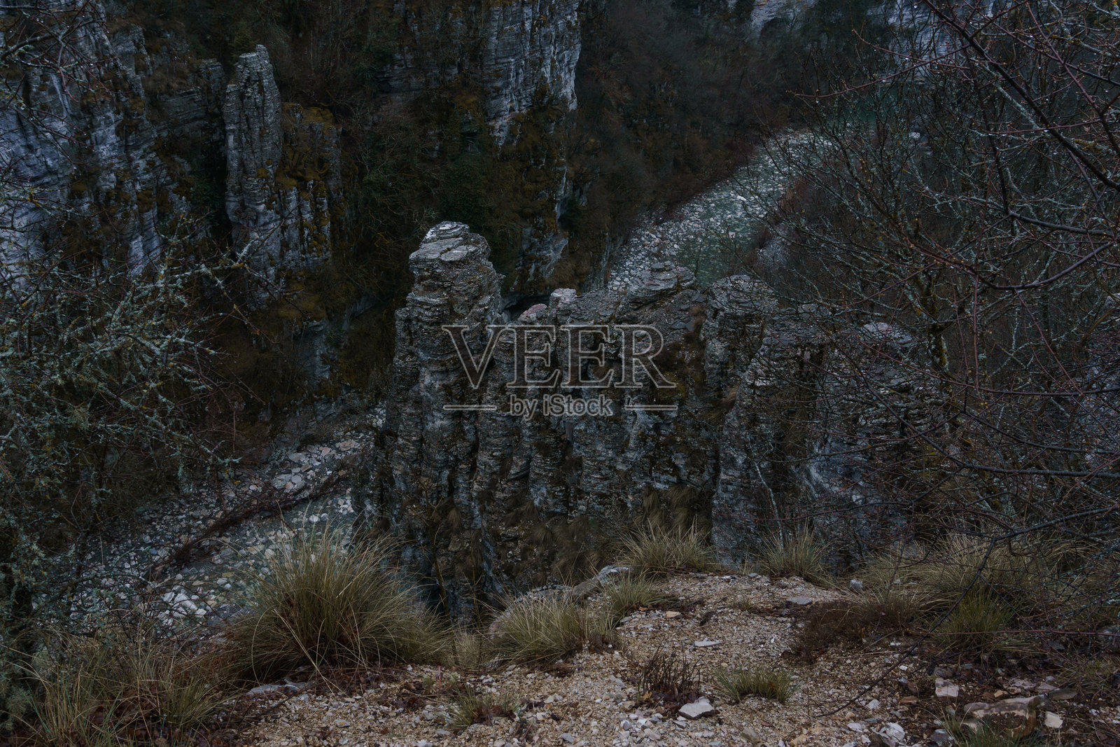 希腊伊庇鲁斯扎戈里地区品都斯山脉的Voidomatis Potamos山谷，在阴沉的冬日呈现出富有氛围感的岩石景观照片摄影图片