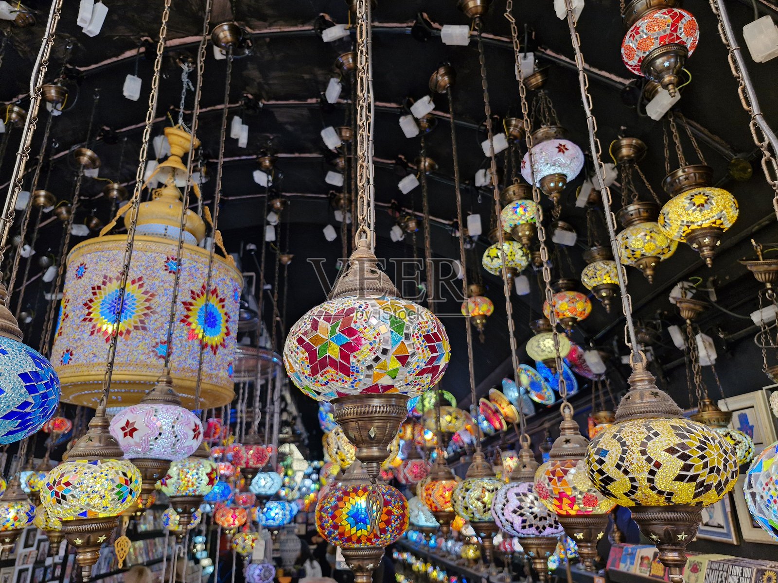 夜晚点亮的五彩灯笼和灯光 - 库存照片照片摄影图片