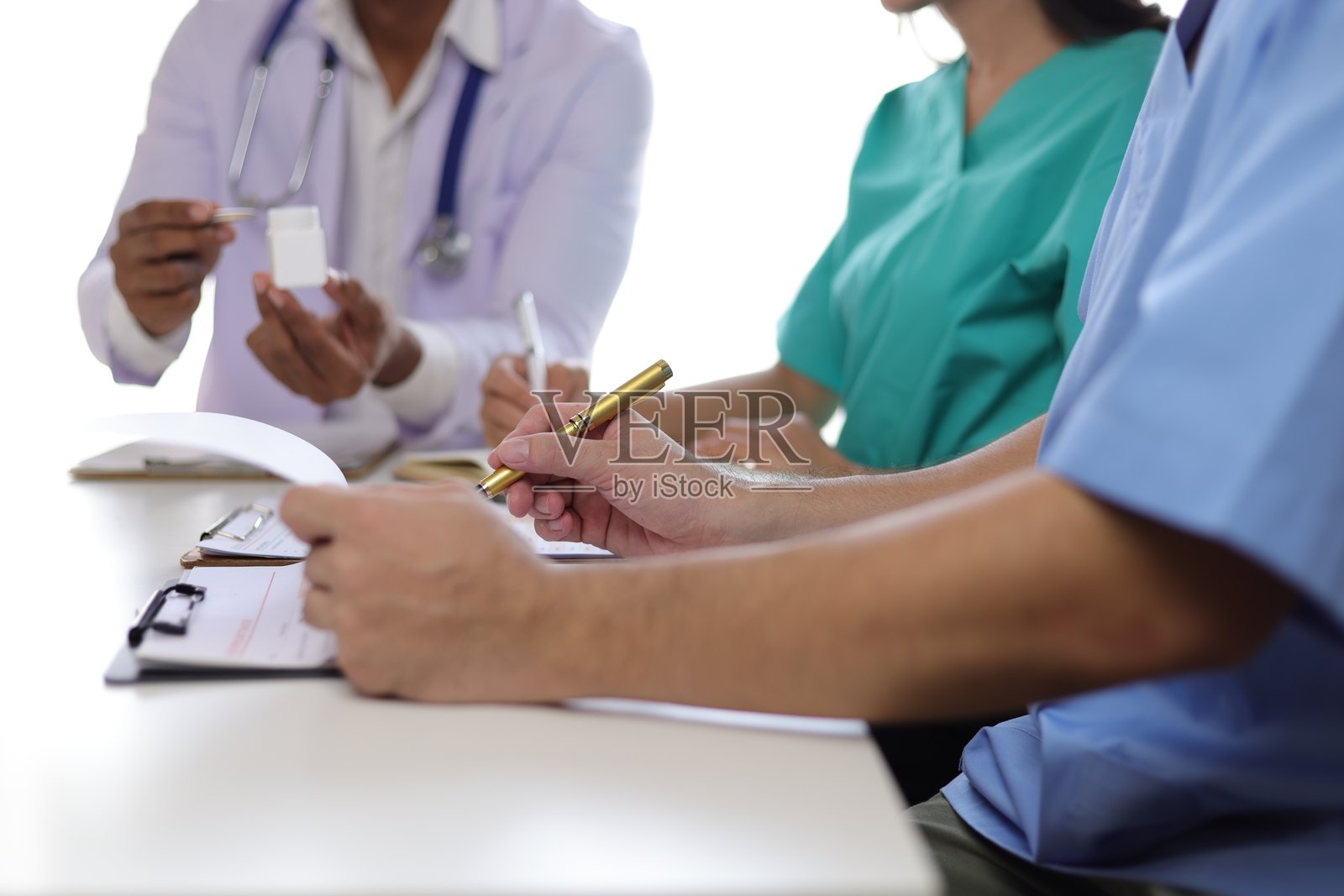 医疗团队在会议上讨论治疗方案，在医院分析数据和处方，讨论对新药疗效试验文件的分析。照片摄影图片