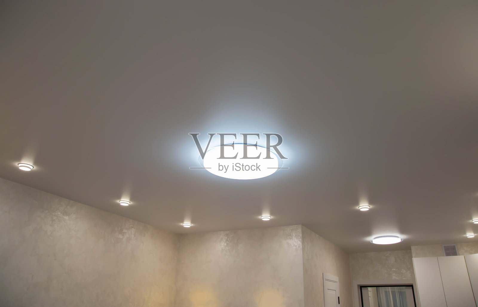 现代伸缩吊顶，配有LED吊灯和射灯，现代翻新照片摄影图片