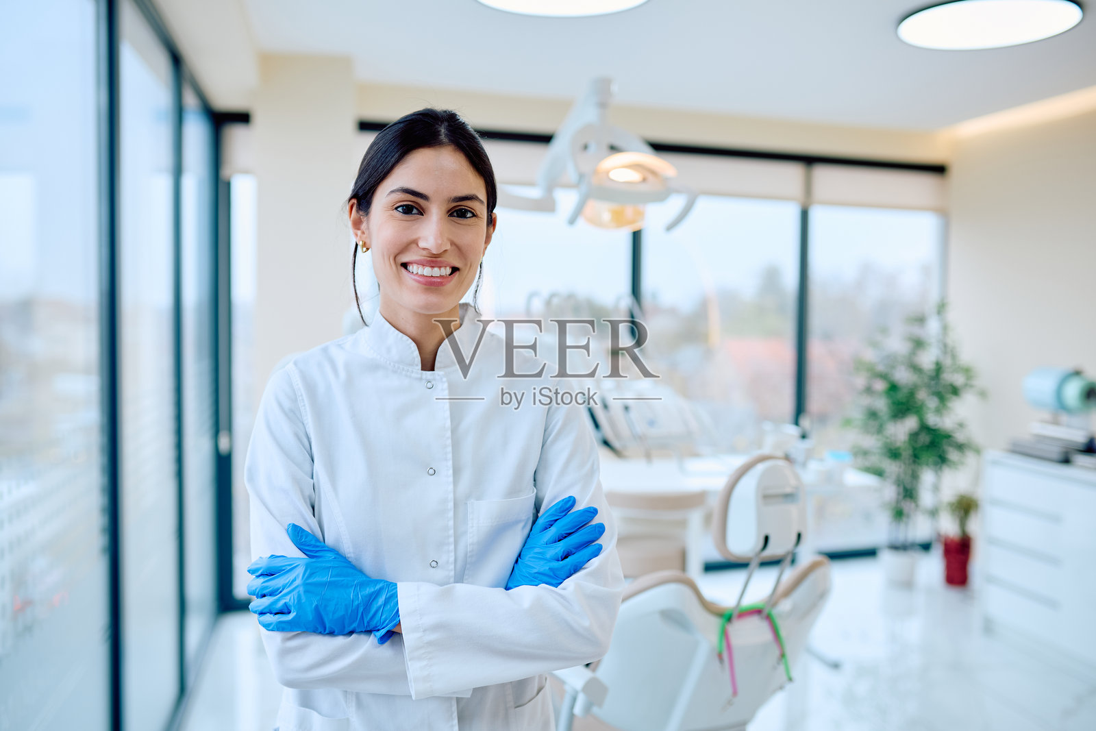 一位专业的女性牙医站在现代诊所里照片摄影图片