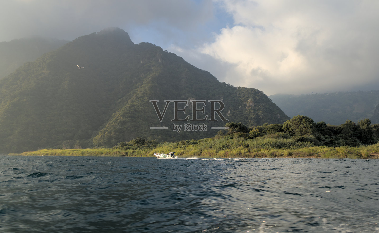 危地马拉阿蒂特兰湖上的公共交通船，中美洲热门旅游目的地。照片摄影图片