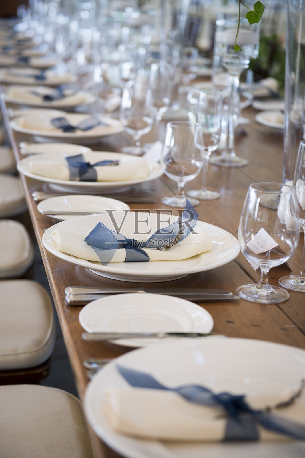 优雅的接待桌布置，带有海军蓝丝带和薰衣草照片摄影图片