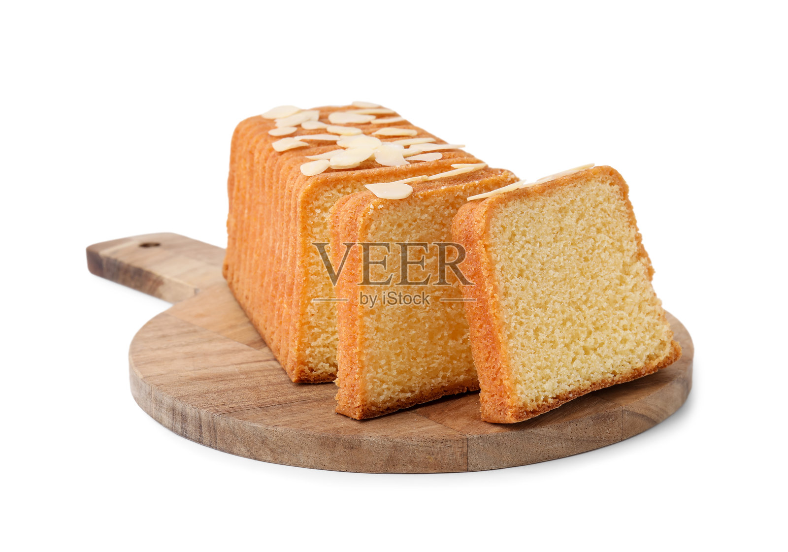 撒有新鲜杏仁碎的蛋糕，孤立在白色背景上照片摄影图片