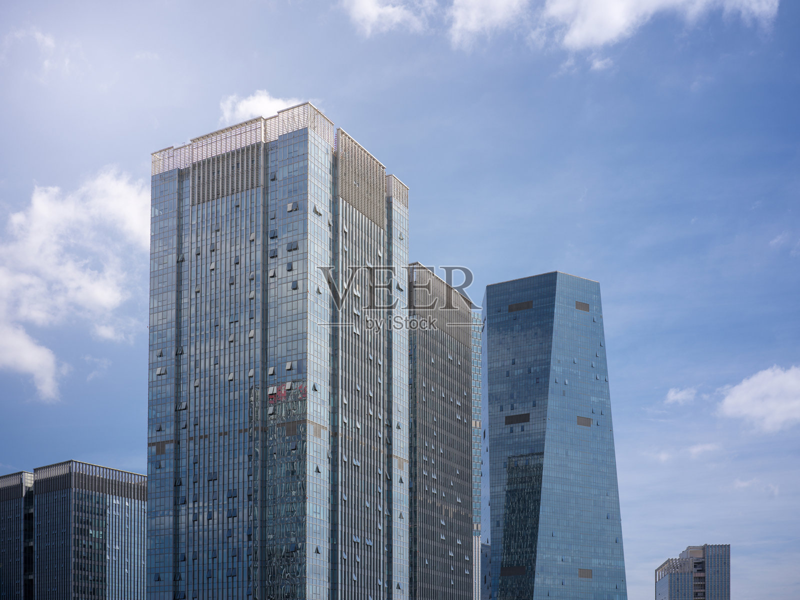 晴朗蓝天下现代玻璃幕墙摩天大楼群照片摄影图片