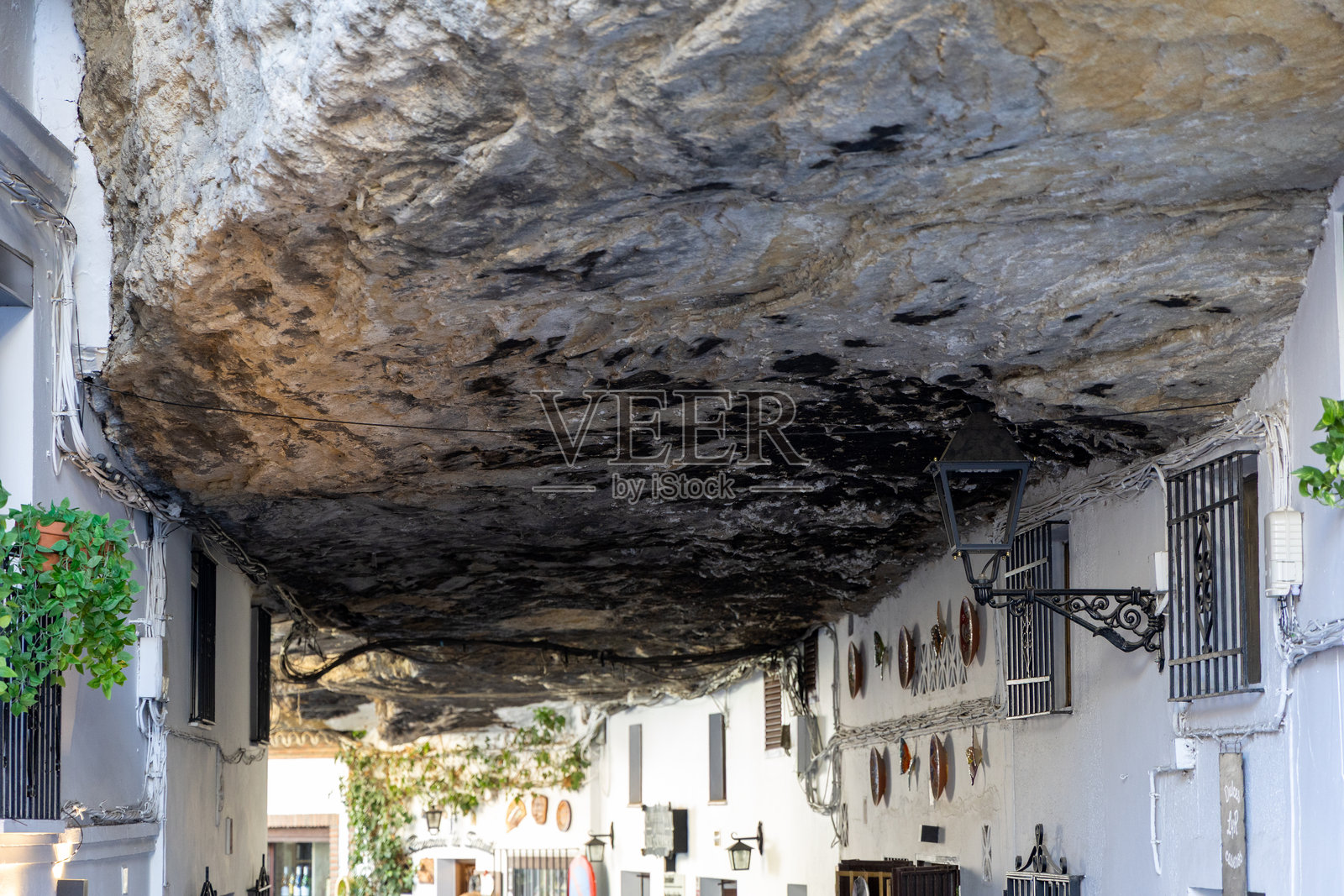 历史悠久的老镇，狭窄的巷道和路径，部分建筑依山而建。塞特尼尔-德拉斯博德加斯，加的斯，安达卢西亚，西班牙照片摄影图片