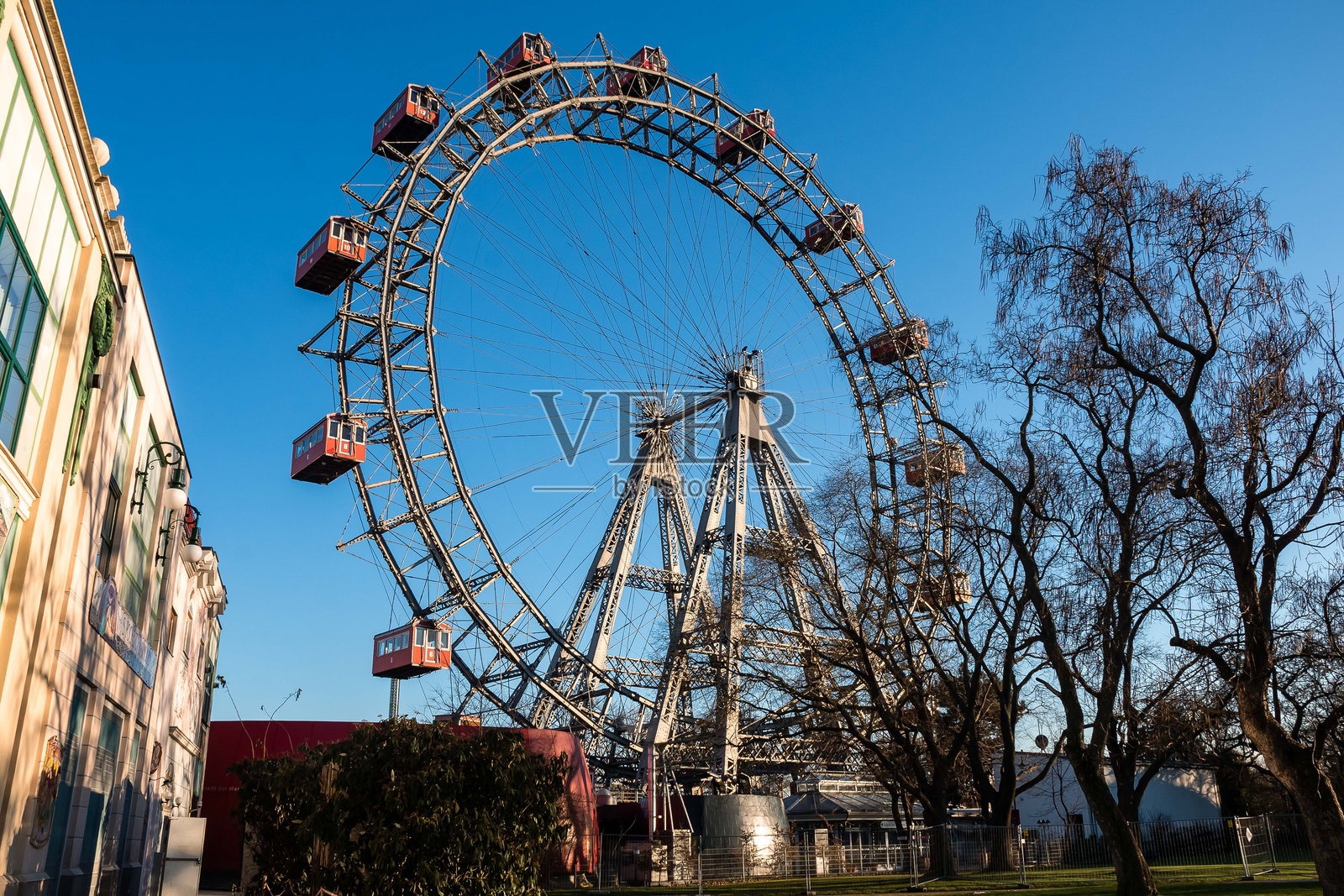 维也纳普拉特公园历史悠久的摩天轮在晴朗的蓝天下照片摄影图片
