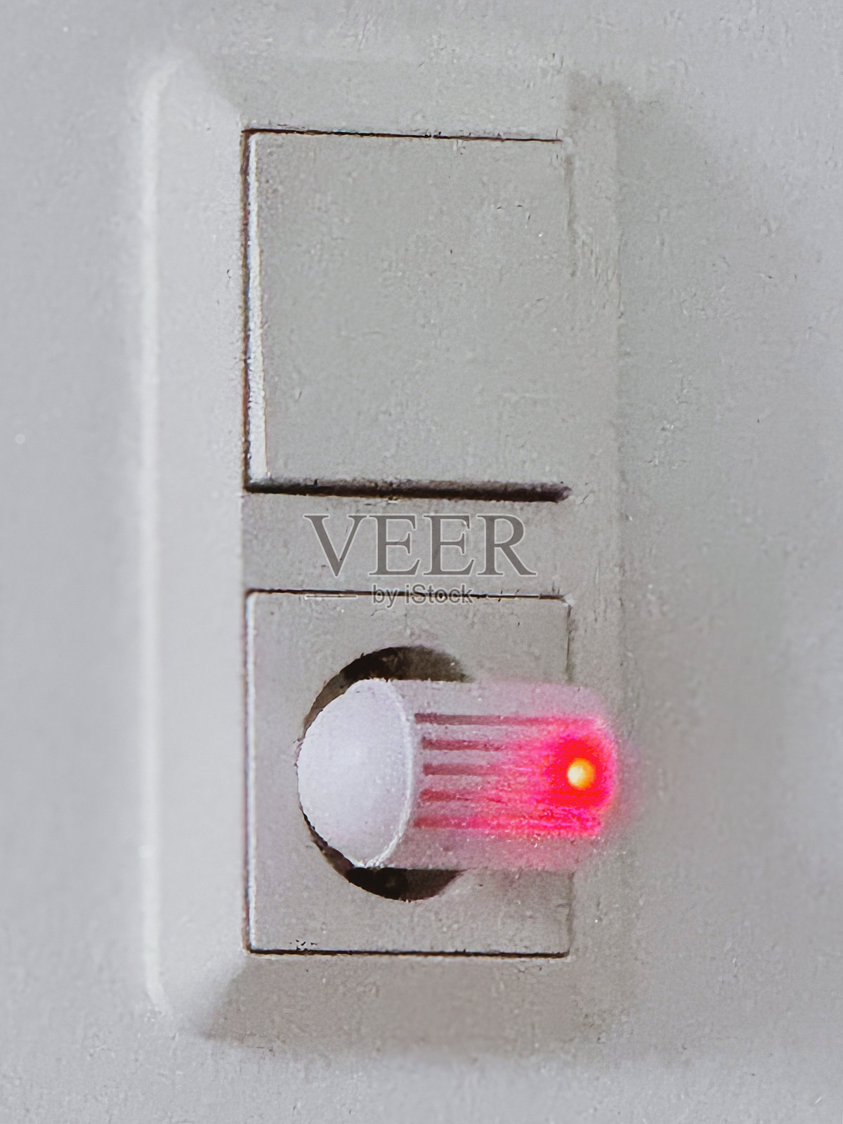 白色超声波设备，带红灯，使用电力工作照片摄影图片