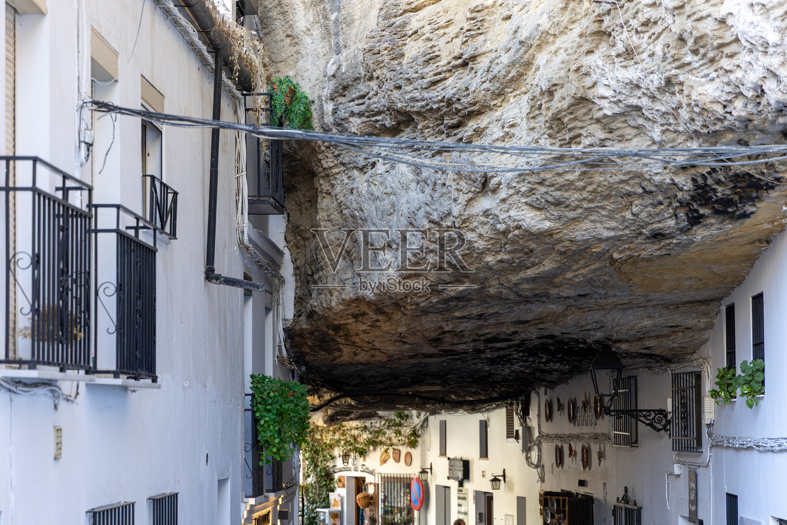 历史悠久的老城区小巷和狭窄的街道，部分建在山坡上。塞特尼尔德拉斯博德加斯，加的斯，安达卢西亚，西班牙照片摄影图片