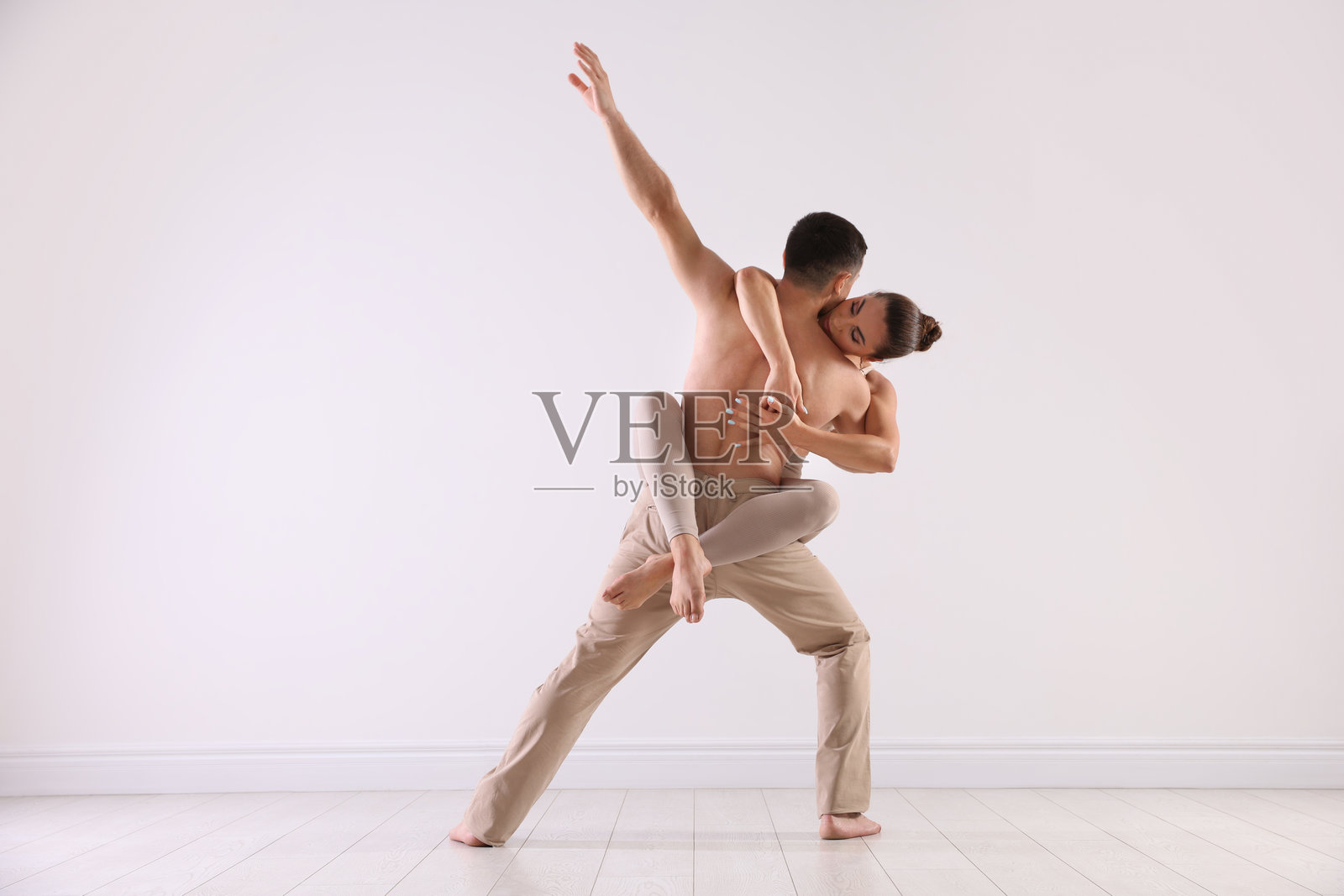一对专业舞者在工作室训练照片摄影图片
