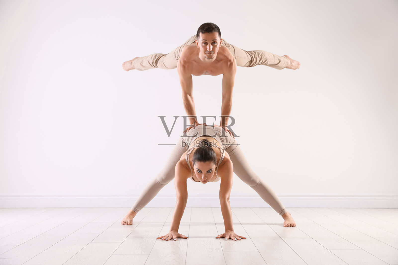 一对专业舞者在工作室训练照片摄影图片