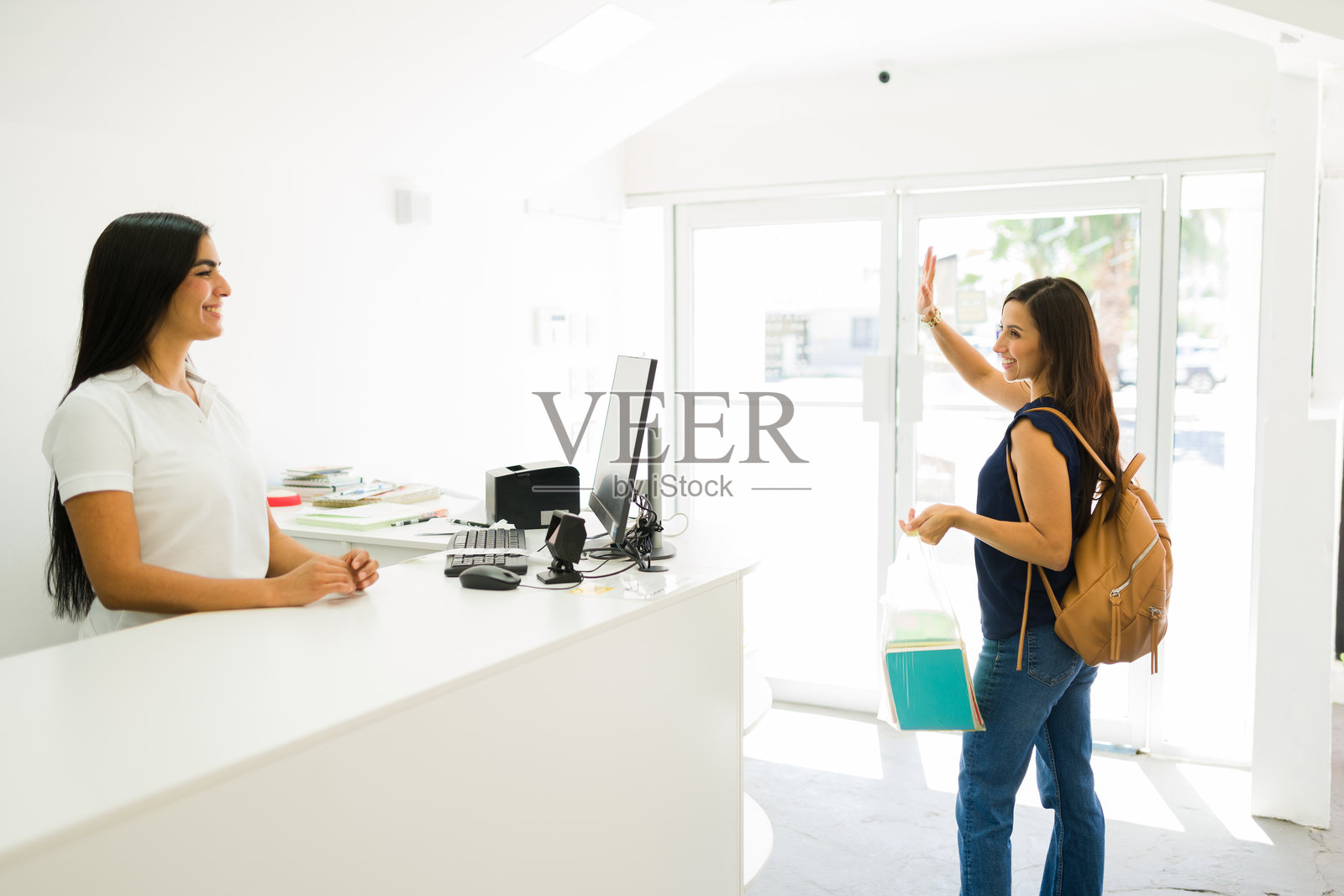 员工向满意的顾客挥手告别照片摄影图片