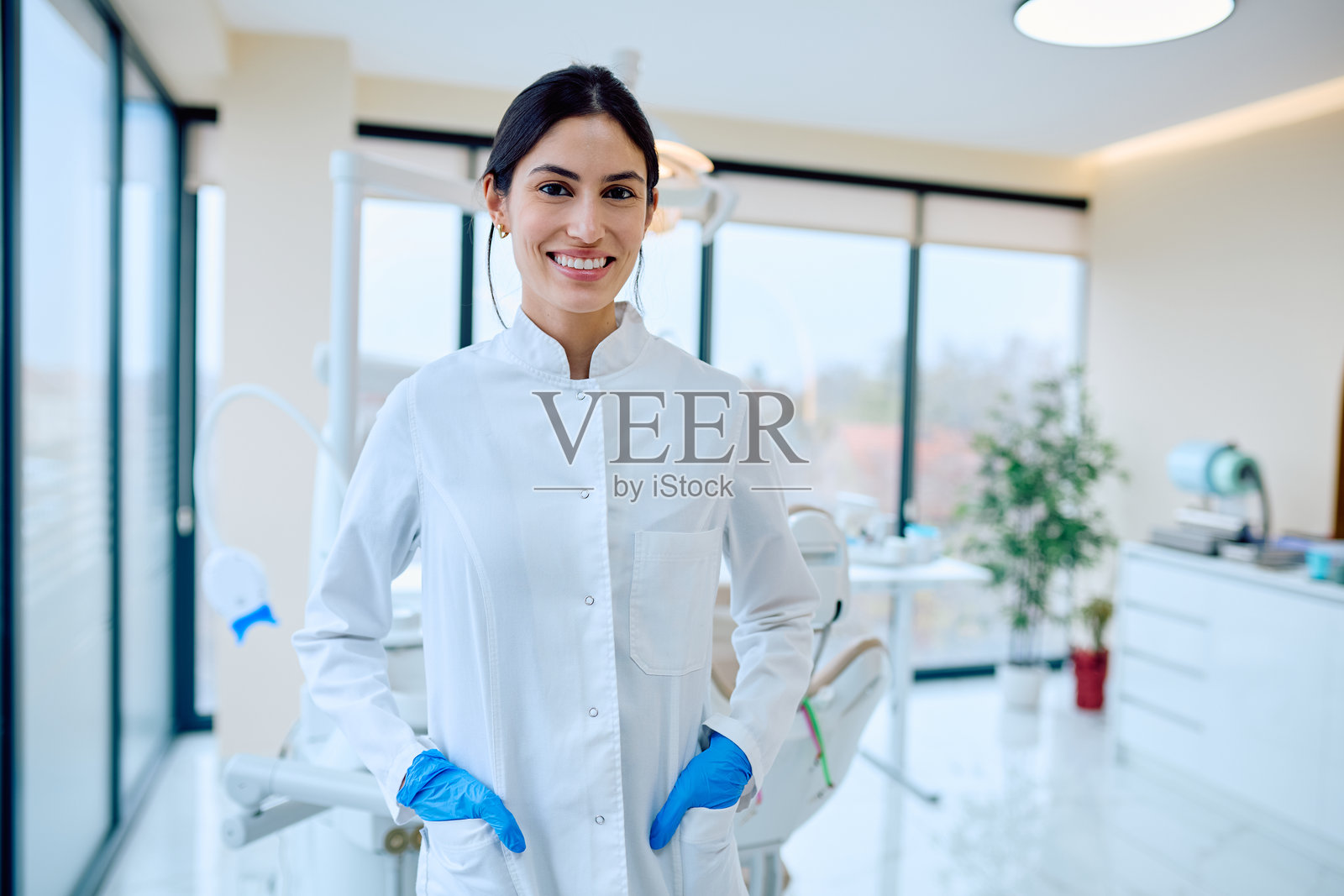 一位女牙医在现代牙科诊所里微笑照片摄影图片