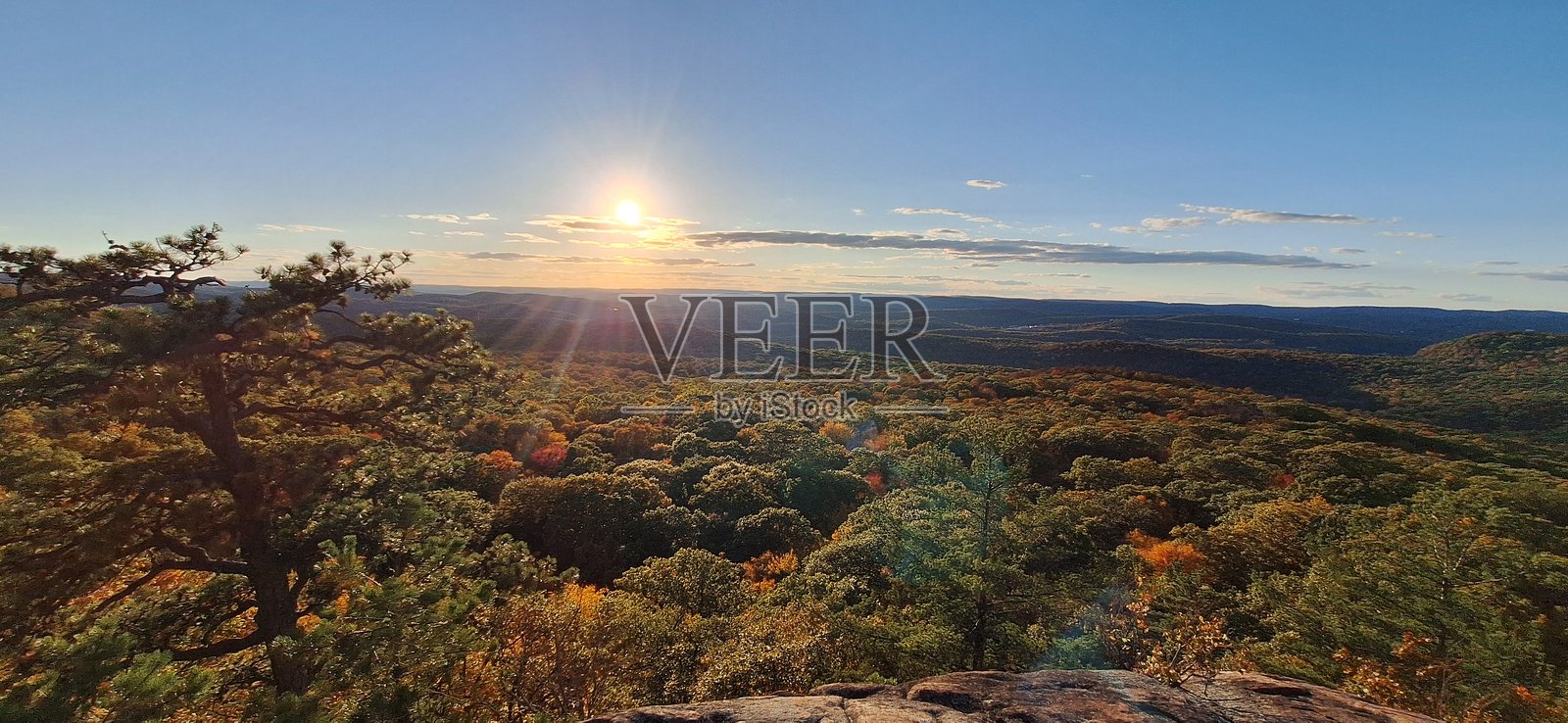 秋叶绚烂的山谷日落照片摄影图片