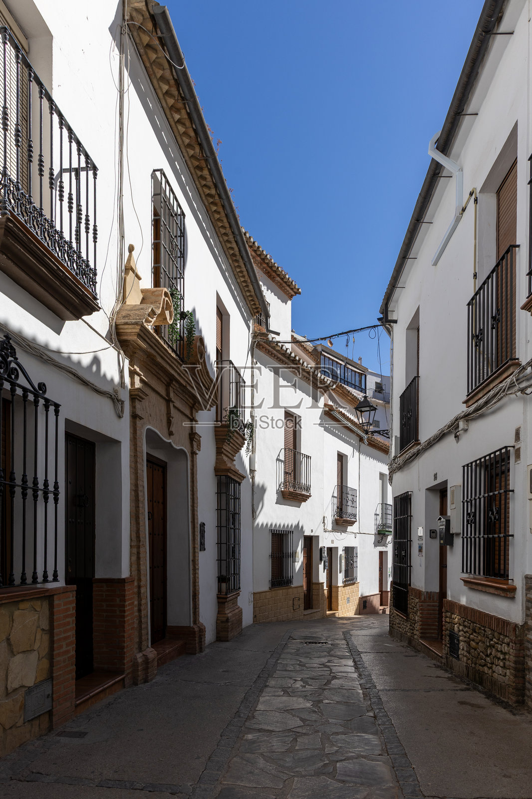 许多白房子构成的历史老城的道路和狭窄街道。塞特尼尔-德拉斯博德加斯，加的斯，安达卢西亚，西班牙照片摄影图片
