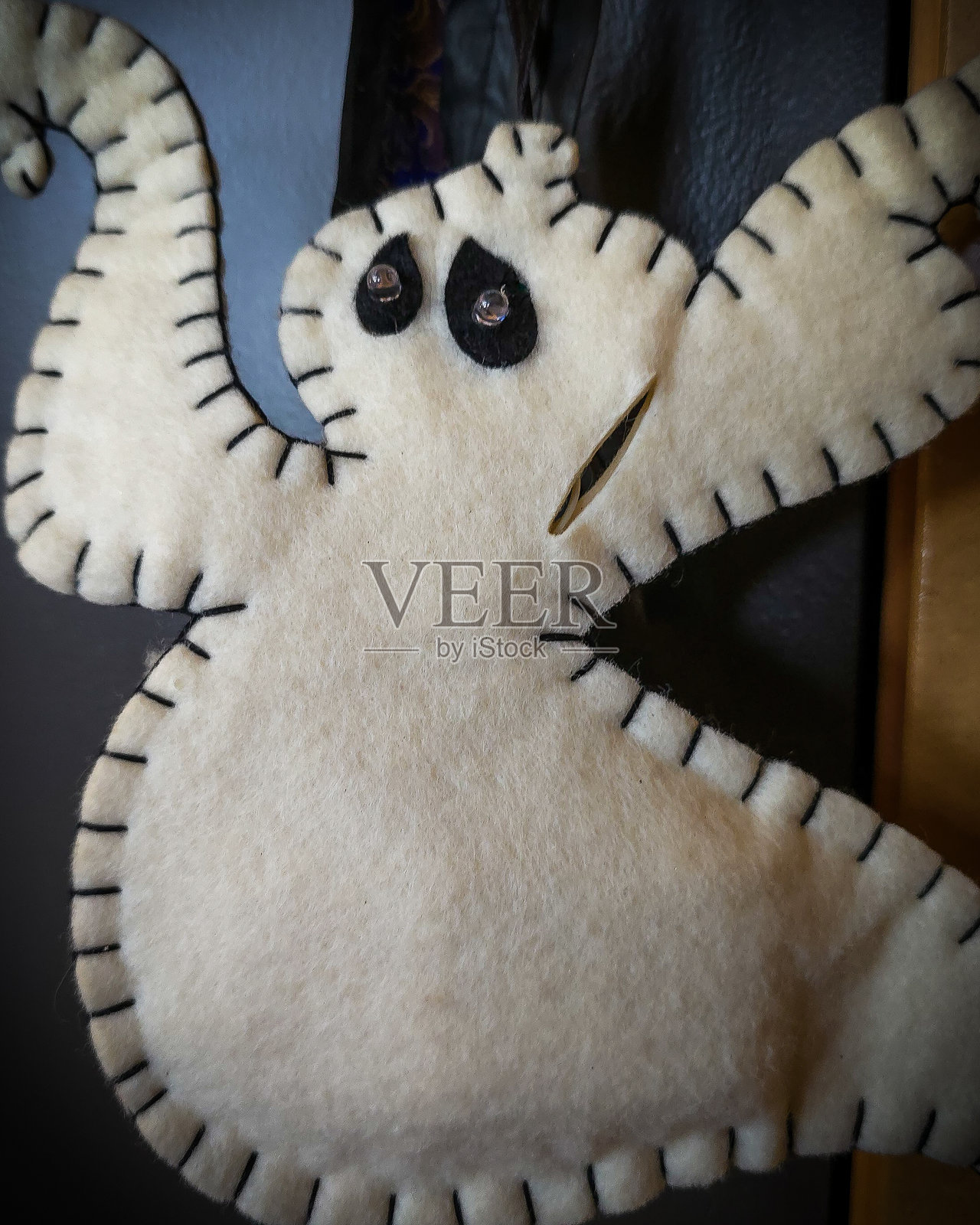 手工毛毡鬼魂挂在门把手上照片摄影图片