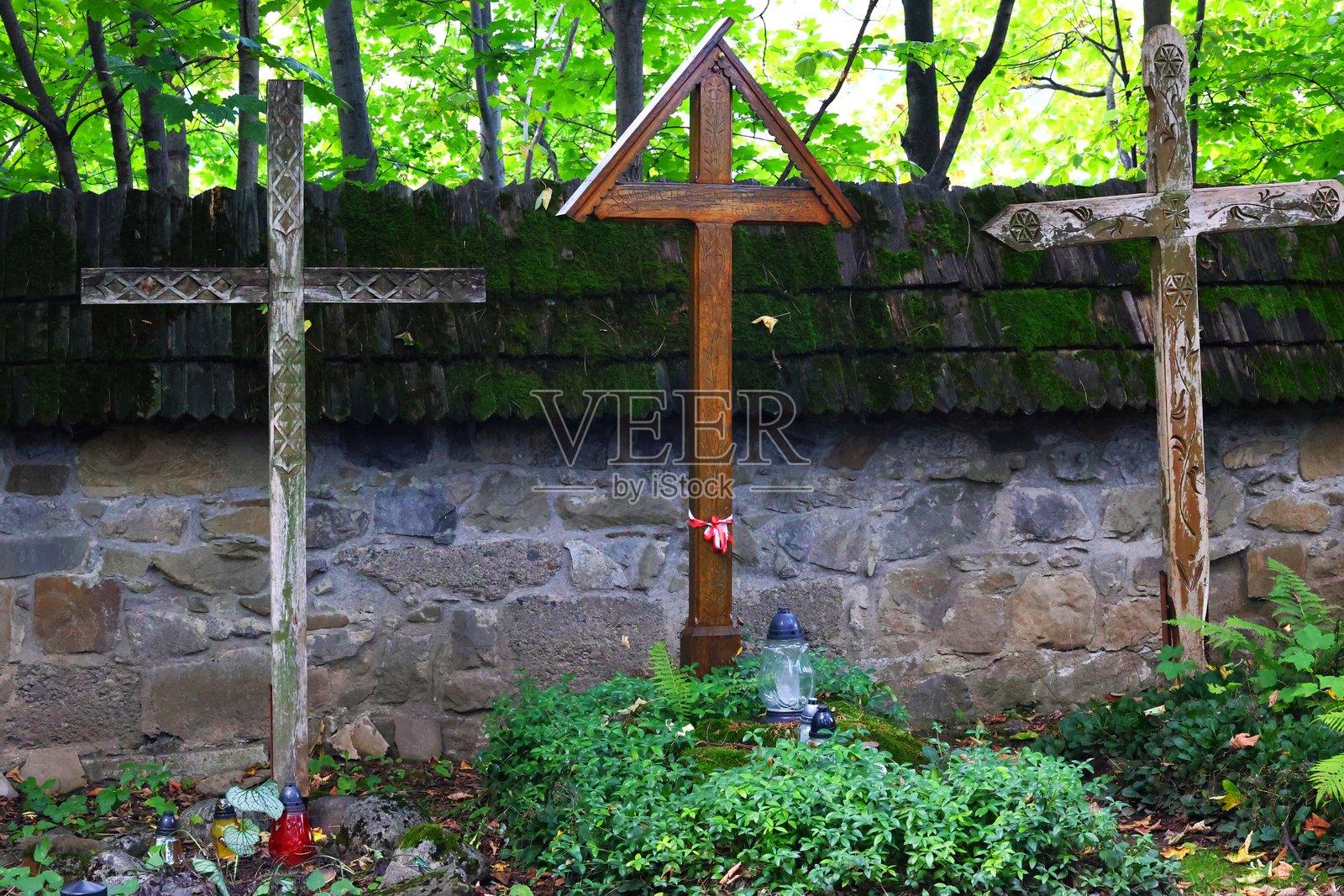 宁静林间墓地里的乡村木十字架照片摄影图片