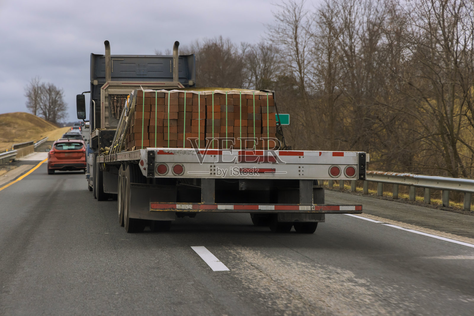 送货卡车在美国公路运送砖块，天气多云照片摄影图片
