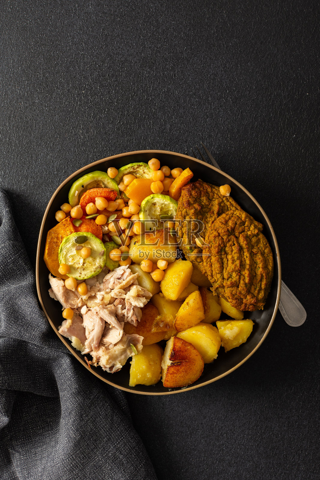 这款营养均衡的早餐包含烤红薯、胡萝卜和西葫芦，以及美味的胡萝卜扁豆肉饼和鸡胸肉。照片摄影图片