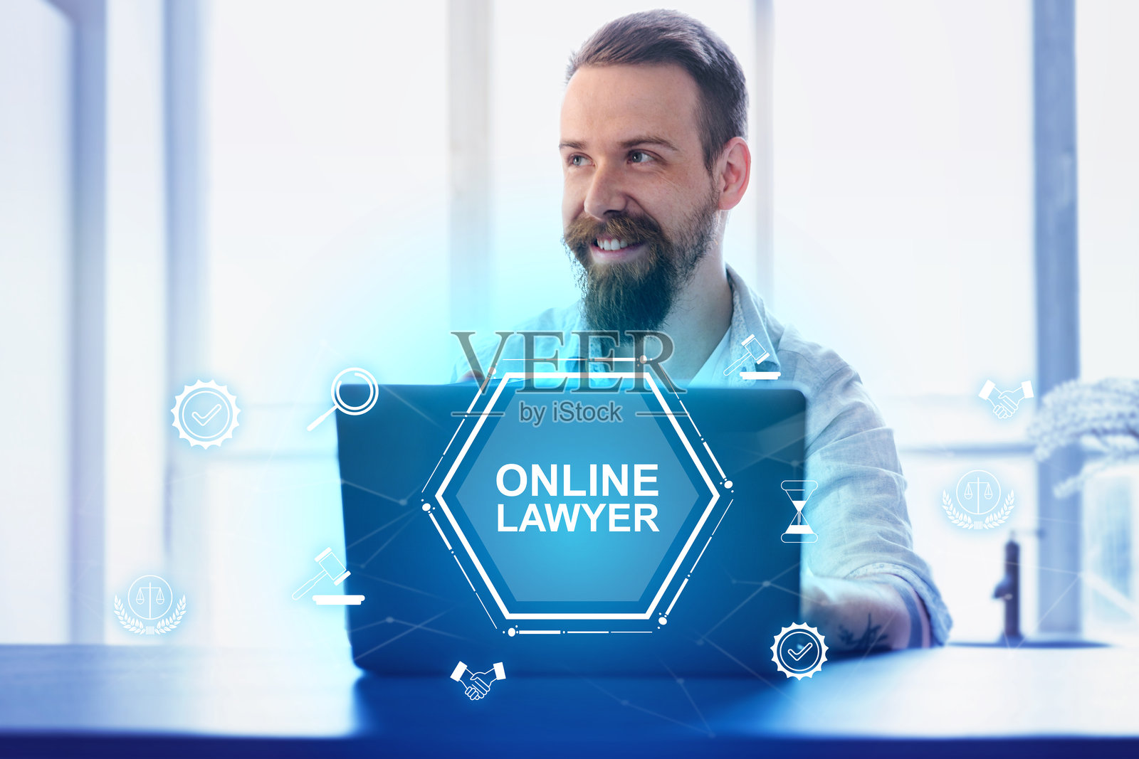 白天，一位在线律师在明亮的办公室里用笔记本电脑工作照片摄影图片