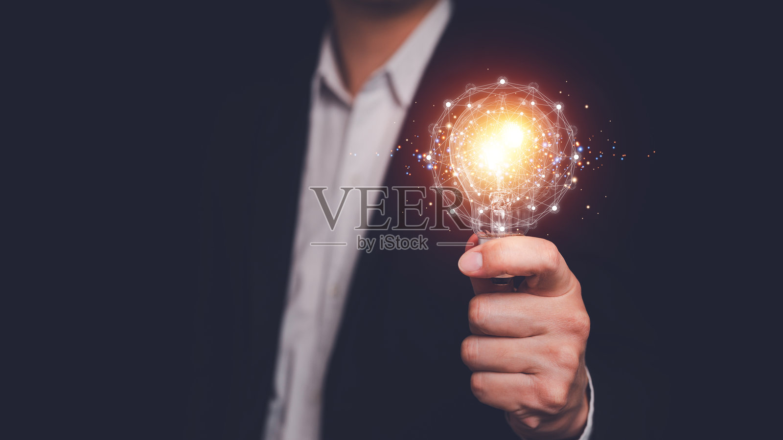 商人手持灯泡，象征新知识或新想法，寓意以未来科技创新和创造力寻求解决方案照片摄影图片