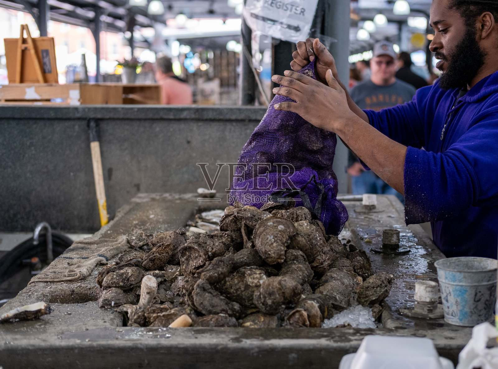 新奥尔良法国市场工人正在处理新鲜牡蛎照片摄影图片