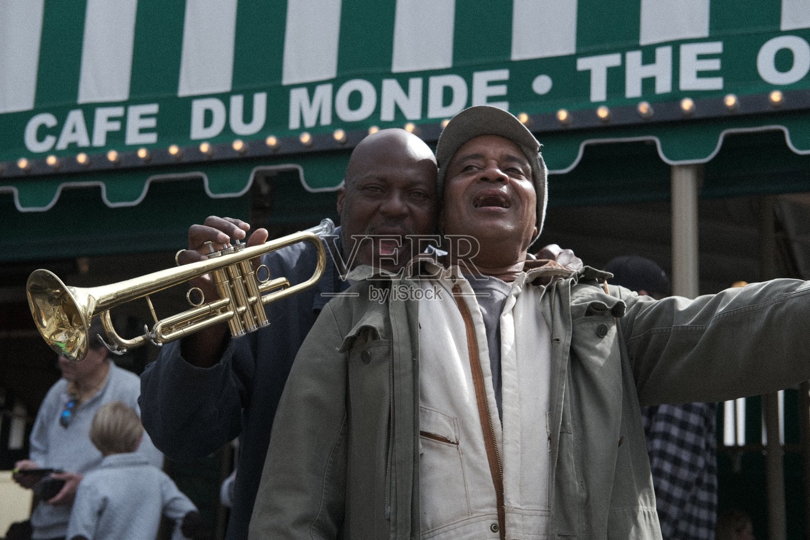 新奥尔良狂欢节期间,爵士乐手在世界咖啡馆演奏小号照片摄影图片