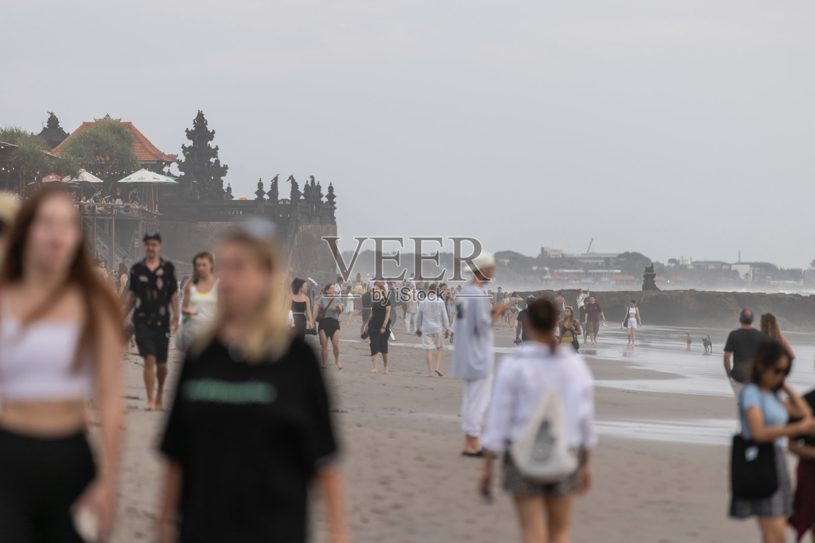 人们正在享受巴厘岛苍古海滩的时光。照片摄影图片