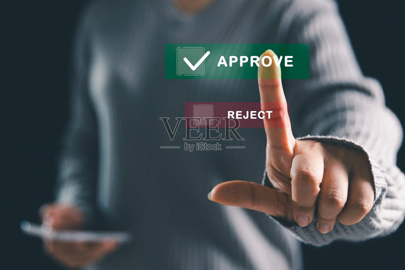 女商人在批准项目时打勾，管理概念检查、调查、技术确保商业认证标准，成功通过检查并被批准和接受。照片摄影图片